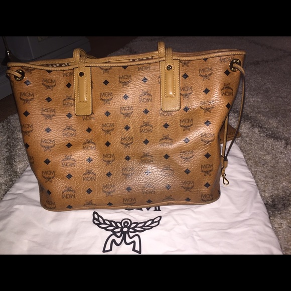Large mcm purse comes with dust bag and clutch - Picture 3 of 7